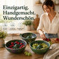 Die originelle, handgefertigte Schale mit einem wirbelnden Beerenmuster – eine raffinierte, funktionale Keramikkunst