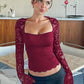 Einfarbiges Damen-T-Shirt mit Spitzenblumenmuster, gesplitteten Rüschen und transparenten Ärmeln