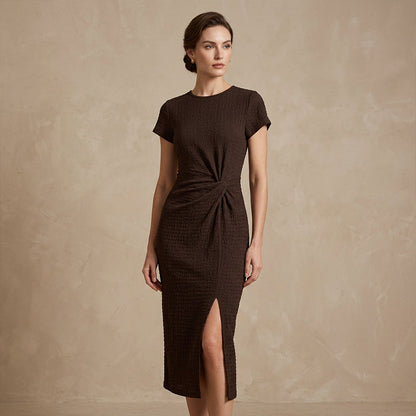 Elegantes Kleid mit Wickelausschnitt vorne und tailliertem Schlitz